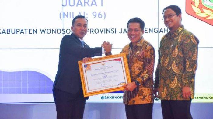 675aabfbc7759_Bupati-Wonosobo-Afif-Nurhidayat-saat-menerima-penghargaan-terbaikk.jpg
